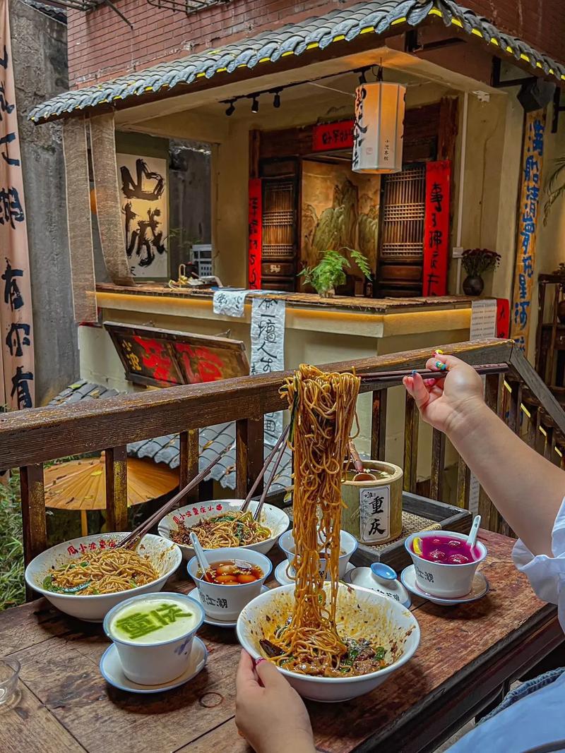 重庆旅行交友指南：火锅美食与街头小面馆的友谊之旅